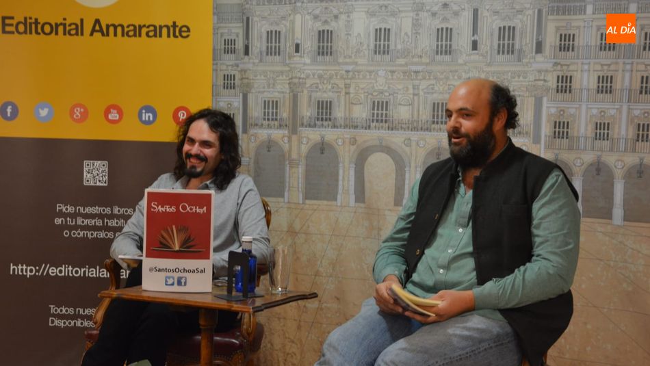 El autor, con el responsable de la editorial, durante el acto de presentación. Fotos: Lydia González