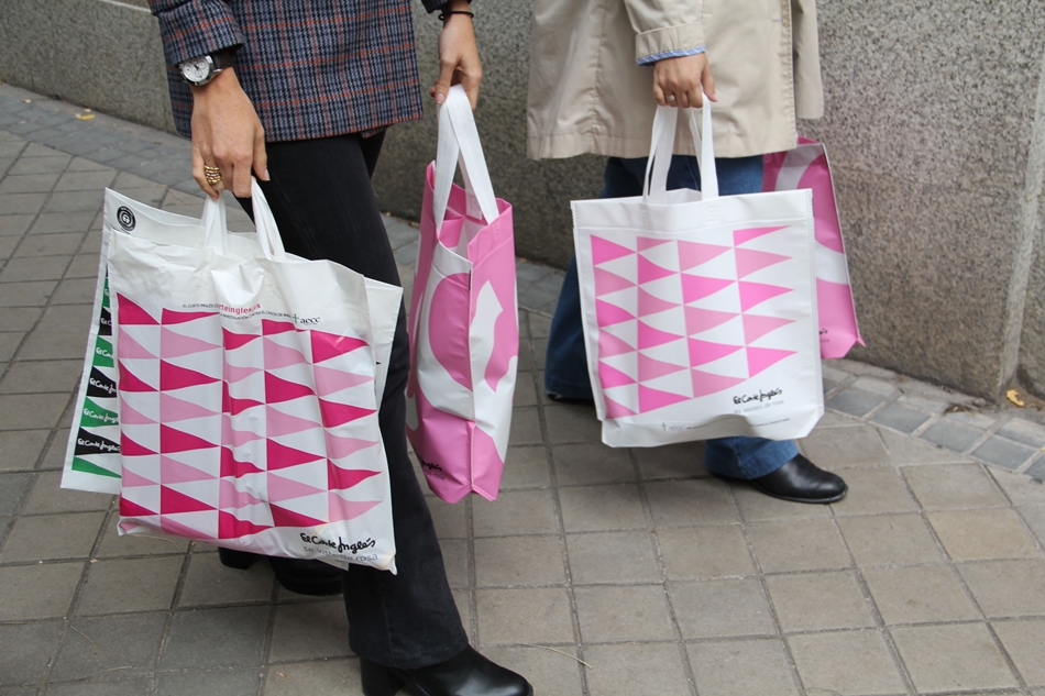 Bolsas de compra con el logo del Corte Inglés en color rosa