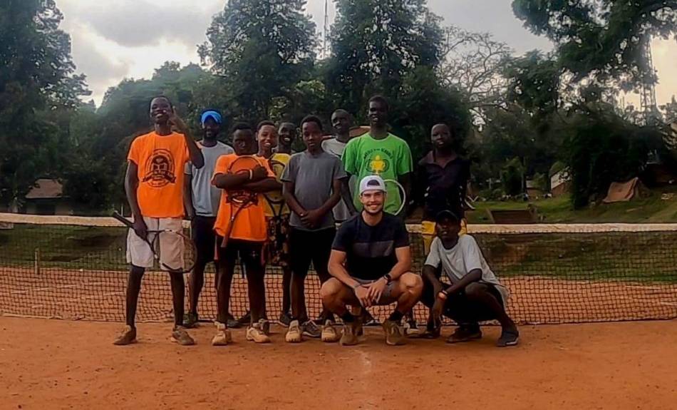 Arturo Miñana junto a algunos de los niños y jóvenes de Tennis for All Uganda