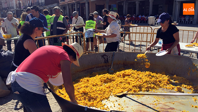 La paellada popullar de San Miguel batía record con más de 900 platos vendidos
