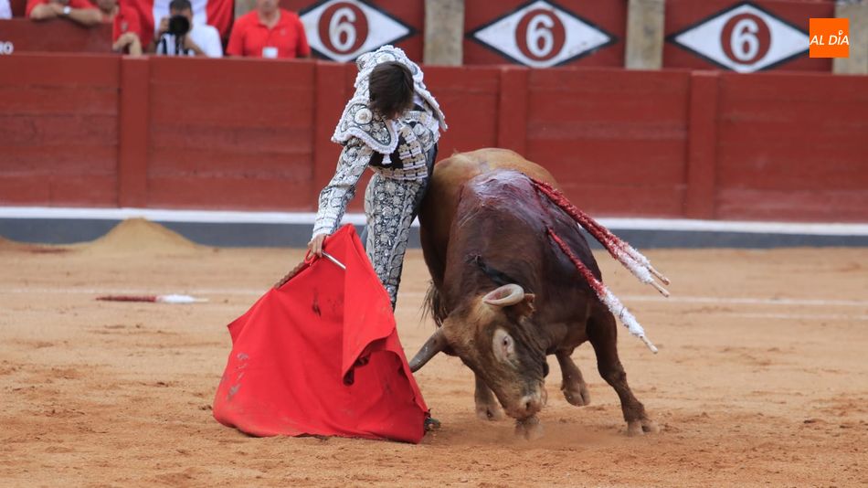 Roca Rey realizó una faena vibrante al extraordinario toro tercero. Foto: Miguel Hernández