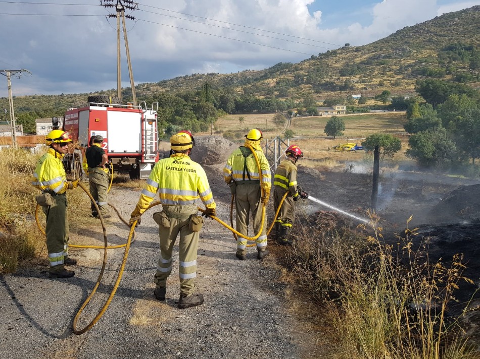 Un incendio llega a la carretera de acceso a Fresnedoso
