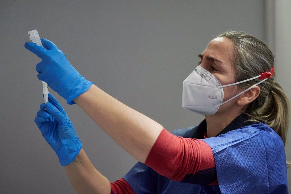 Una trabajadora sanitaria administra una vacuna. Foto: EP