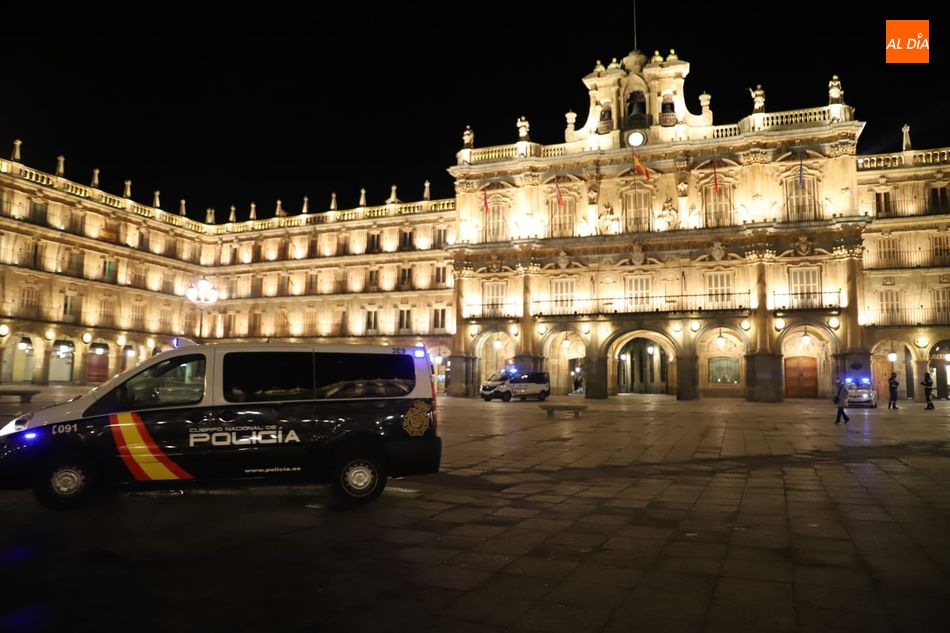 Un furgón de la Policía Nacional en la Plaza Mayor en el prímer día de toque de queda a las 20:00 horas - Lydia González