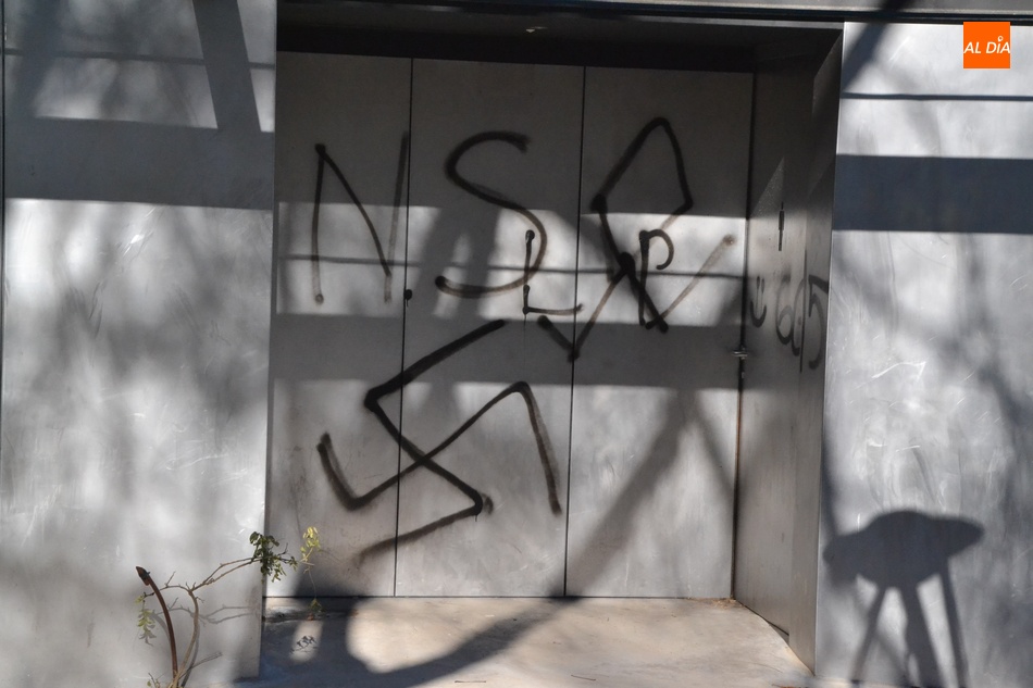 Foto 4 - Aparece simbología nazi en varios puntos de Ciudad Rodrigo  