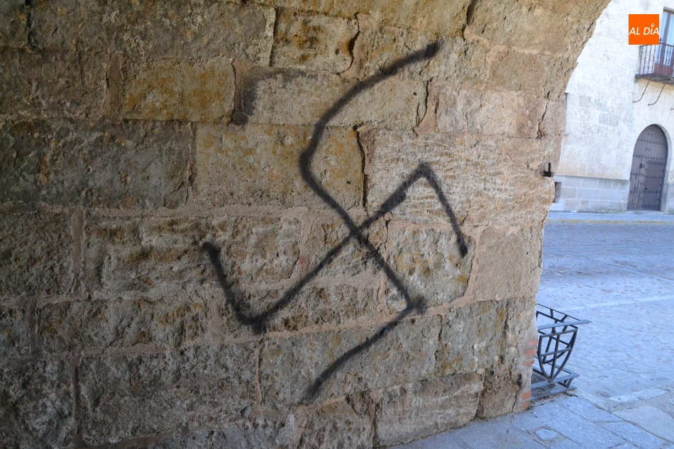 Foto 5 - Aparece simbología nazi en varios puntos de Ciudad Rodrigo  