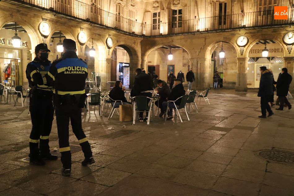 Agentes de la Policía Local de Salamanca ayer en el toque de queda en la Plaza Mayor - LG