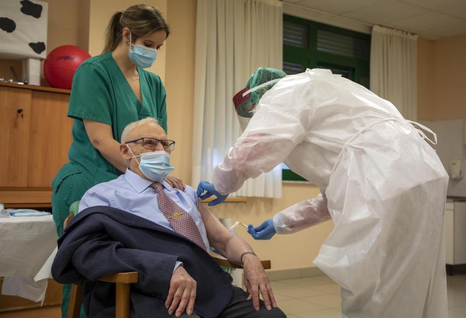 Uno de los usuarios de la residencia de San Rafael fue el primer vacunado de coronavirus en la provincia de Salamanca. Foto JCyL