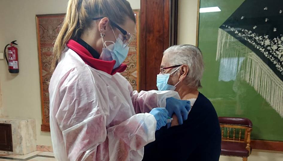Aurora Morín, de 88 años, la primera en recibir la segunda dosis de la vacuna del coronavirus en la residencia Arapiles
