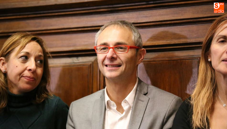 Ricardo Rivero, rector de la Universidad de Salamanca, en el centro, junto a Susana Pérez, vicerrectora de Investigación, a su derecha