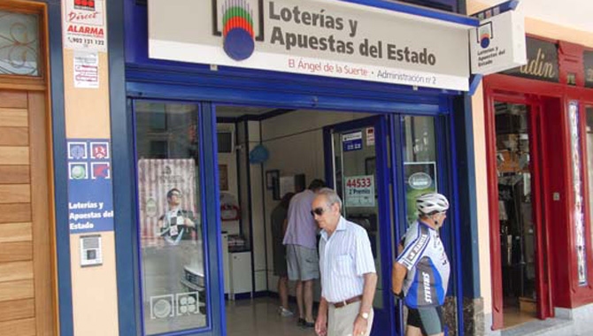 La administración 2 de Peñaranda ha repartido este sábado el segundo premio de la Lotería Nacional