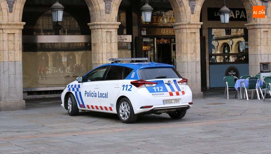 Vehículo de la Policía Local en la Plaza Mayor