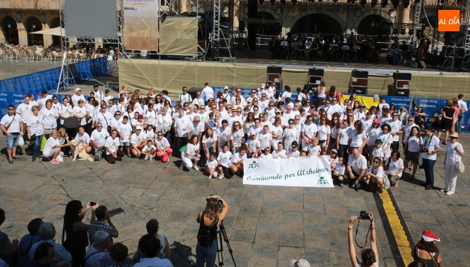 La marcha intergeneracional de la Asociación de Familiares de Enfermos de Alzheimer en la Plaza Mayor. Foto de Alberto Martín