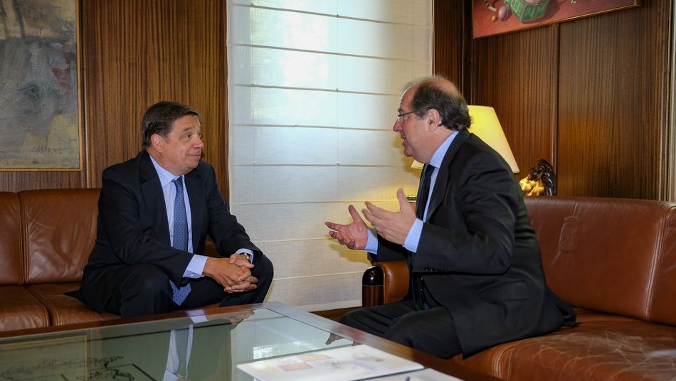 Reunión del presidente de la Junta con el ministro de Agricultura en Valladolid