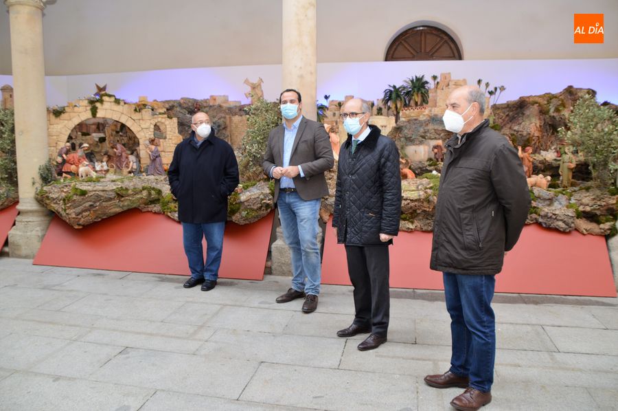 El presidente de la Diputación, Javier Iglesias, en el centro, en la inauguración de este Belén, en el patio del palacio de la Salina