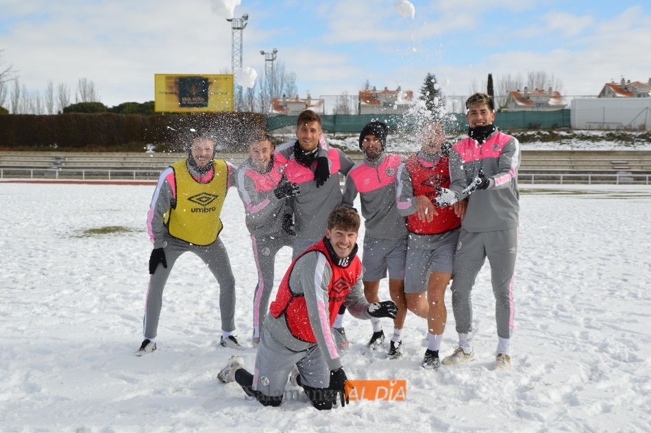 Varios jugadores del Salamanca UDS lanzan nieve tras el entrenamiento de este lunes / Carlos Cuervo