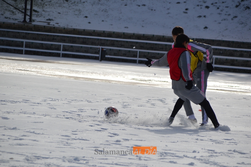 Foto 2 - El entrenamiento más divertido del Salamanca UDS en todo el año: bolazos, carreras por la nieve y ...