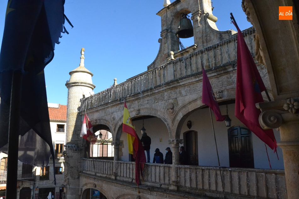 Foto 6 - Colocado el pendón de San Sebastián en la balconada de la Casa Consistorial  