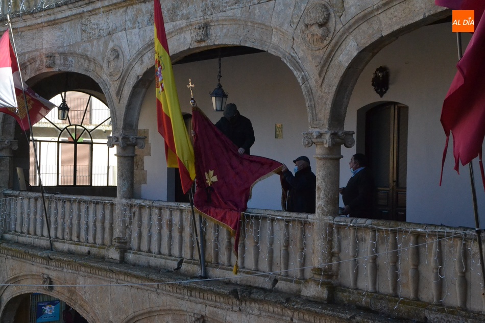 Foto 4 - Colocado el pendón de San Sebastián en la balconada de la Casa Consistorial  