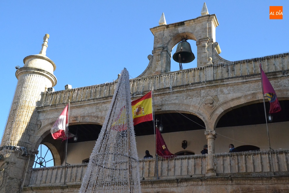 Foto 2 - Colocado el pendón de San Sebastián en la balconada de la Casa Consistorial  