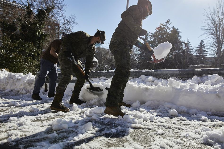 Militares del Ejército de Tierra limpian el acceso de entrada al Hospital Gregorio Marañón, en Madrid. Foto: EP