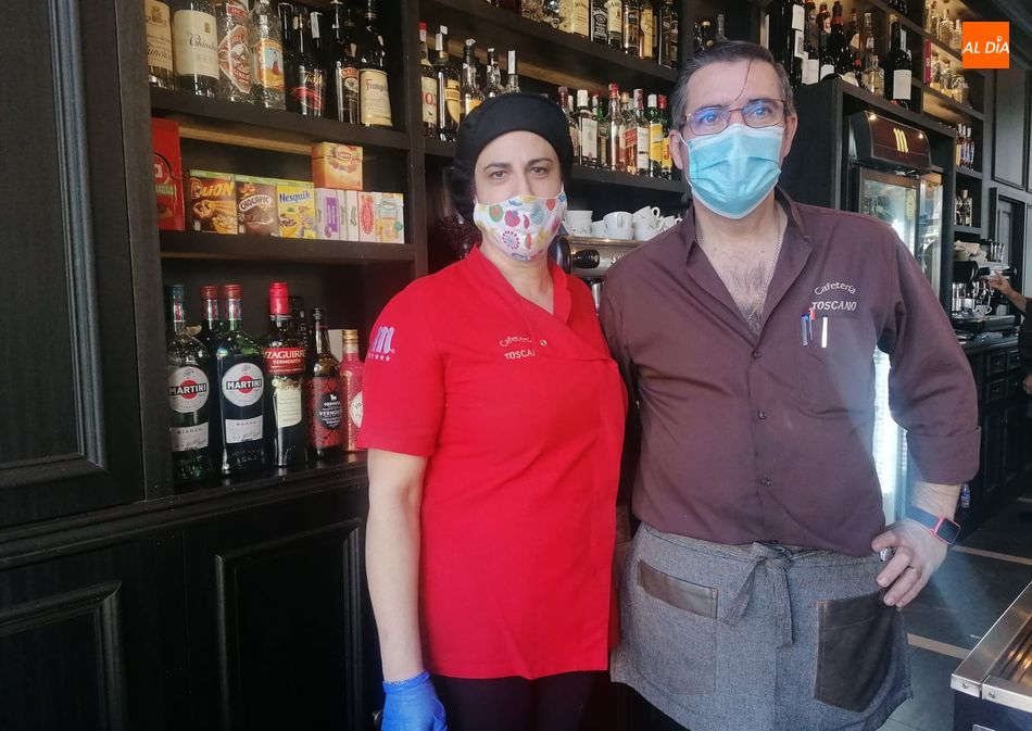 Marina Cascón y Francisco Calle, gerentes de la cafetería Toscano | Foto: Lydia González
