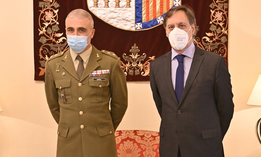 El alcalde de Salamanca, Carlos García Carbayo, junto al nuevo coronel del Regimiento de Especialidades de Ingenieros Nº11, Ignacio García López