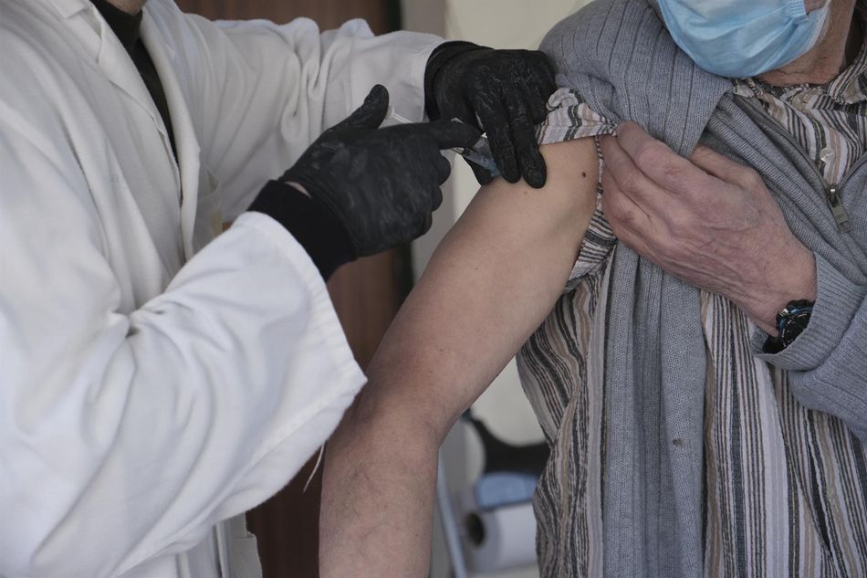 Un trabajador sanitario inyecta una de las primeras vacunas de Pfizer-BioNTech contra la Covid-19. Foto: EP