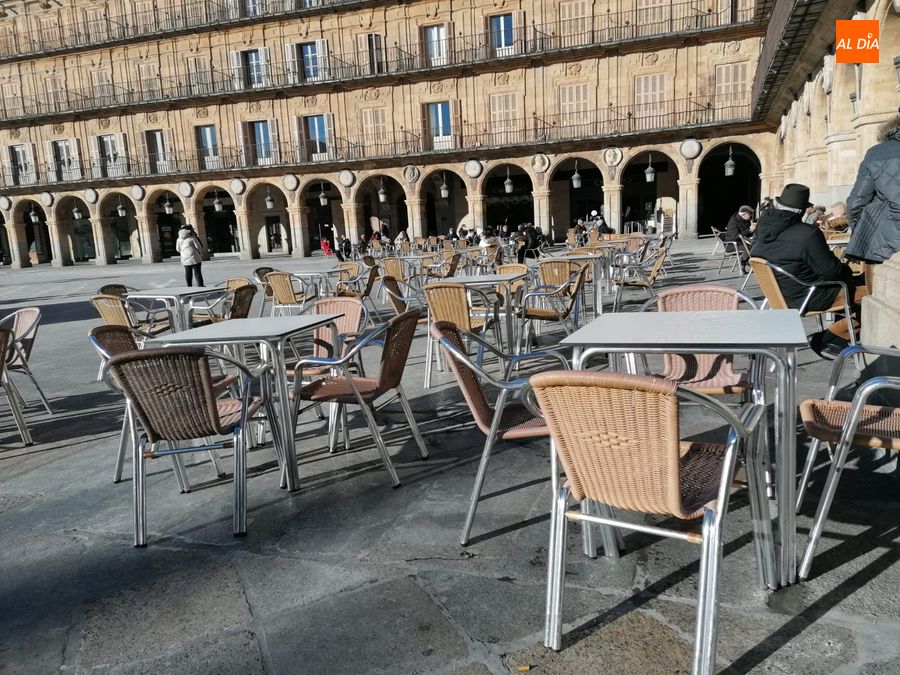 Terrazas en la Plaza Mayor, en este primera jornada en la que las restricciones no permiten el consumo en el interior de los establecimientos. Foto de Lydia González