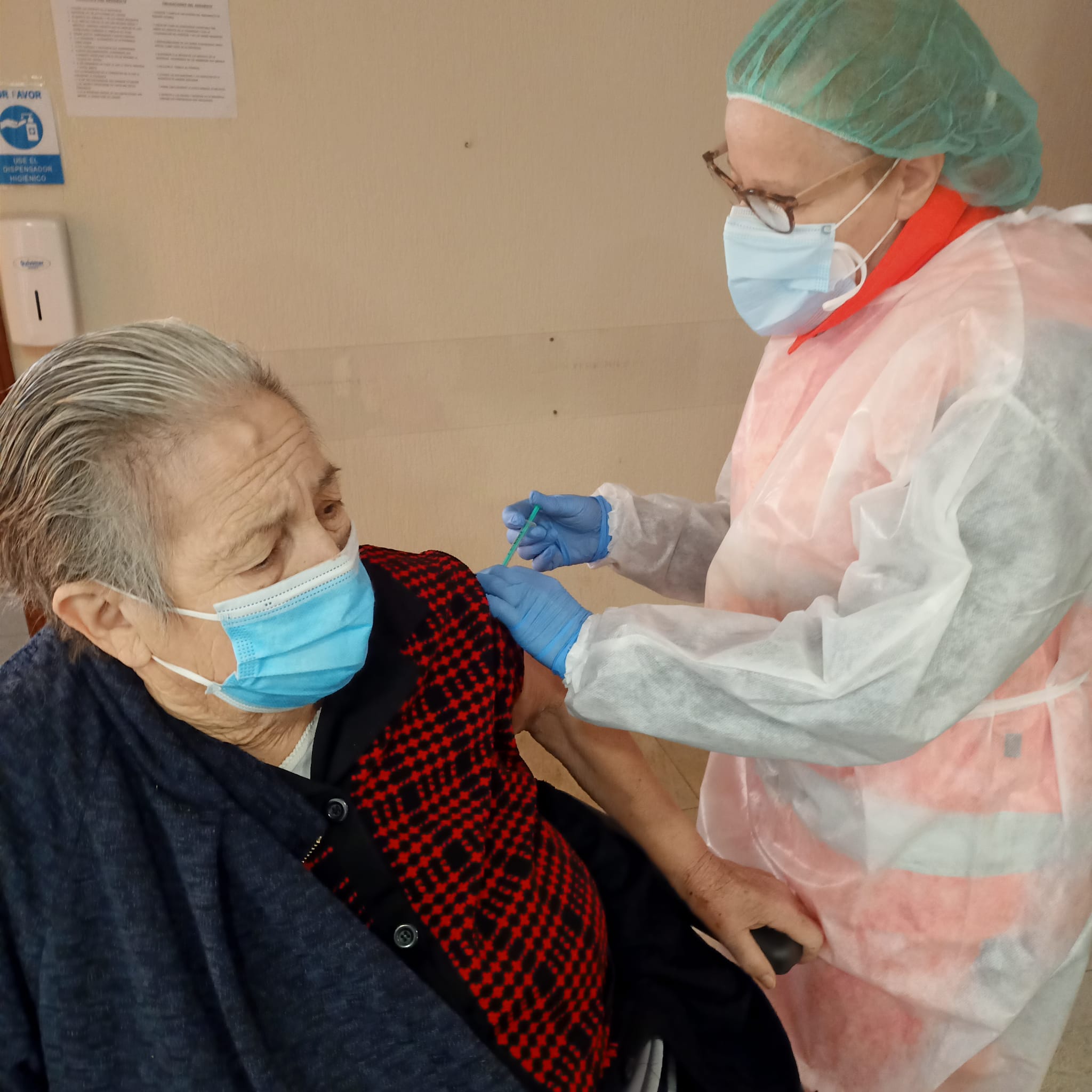 Vacunación a una residente de la residencia Santiago y San Marcos de Alba de Tormes
