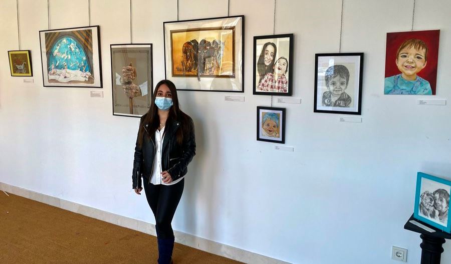 Rosa Hernández Zurdo junto a algunos de sus cuadros en Santa Marta de Tormes
