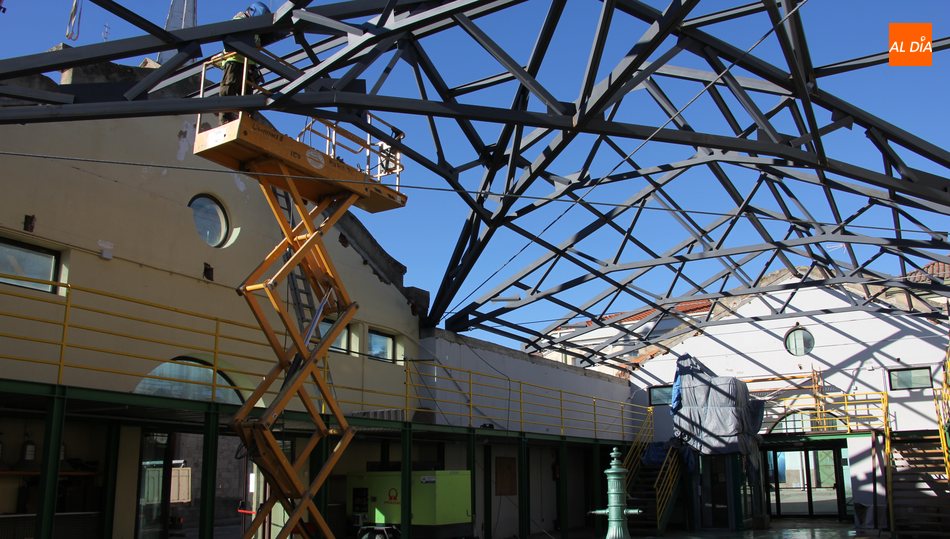 Operarios de la empresa Alvigar rematan ya la nueva estructura del tejado instalada sobre las paredes del Mercado de Abastos de Vitigudino