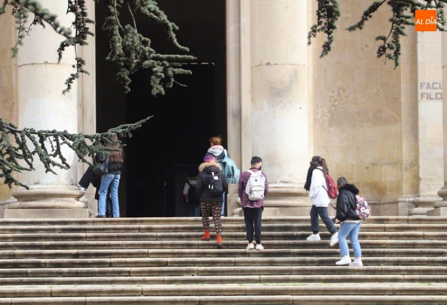 Estudiantes de la Universidad de Salamanca junto a la Facultad de Filología, en el Palacio de Anaya