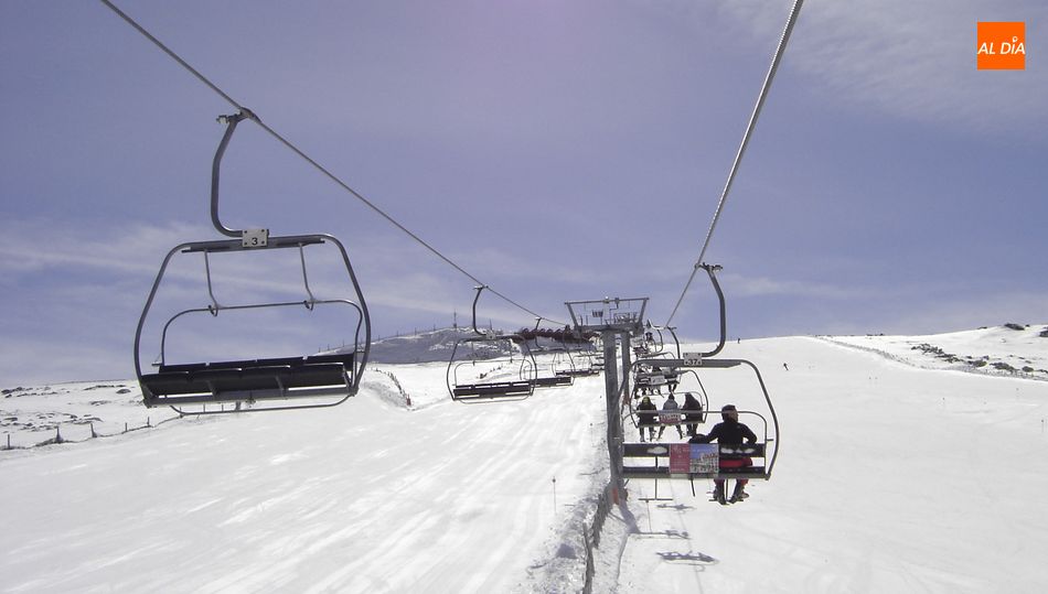 Telesillas de la estación de esquí Sierra de Béjar La Covatilla