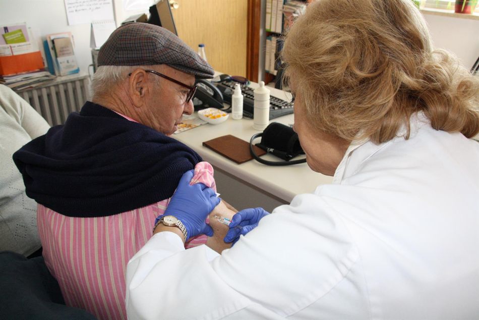Un hombre recibe la vacuna de la gripe. Foto: EP