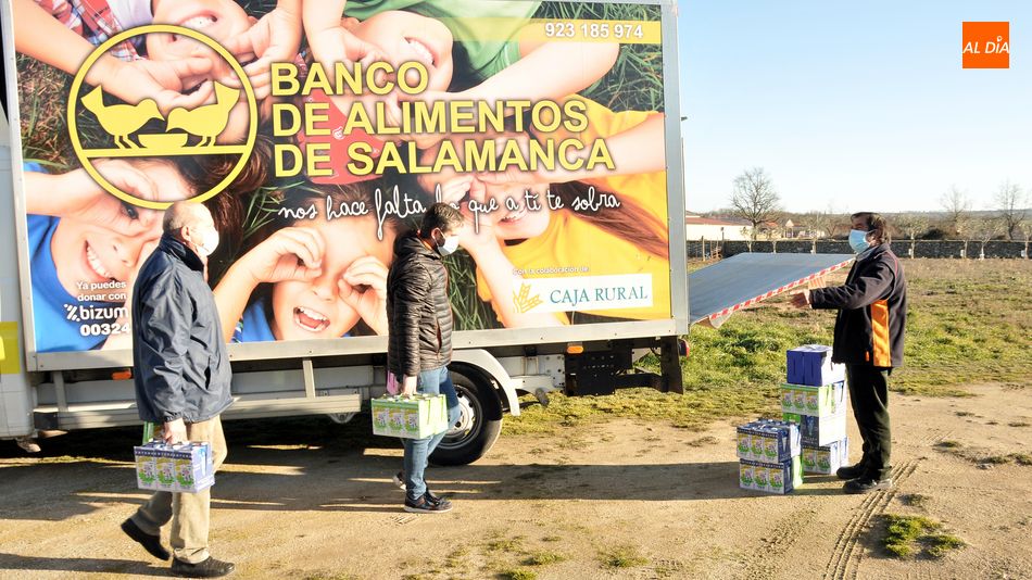 Un momento de la entrega de los productos recogidos en la campaña celebrada el pasado mes de diciembre / E. Corredera