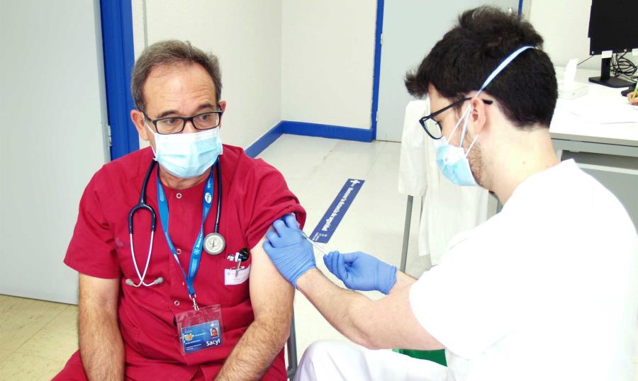 Rafael Borrás, jefe del Servicio de Urgencias del Hospital Clínico y primer sanitario de Salamanca en vacunarse en el inicio de periodo para profesionales del Sacyl