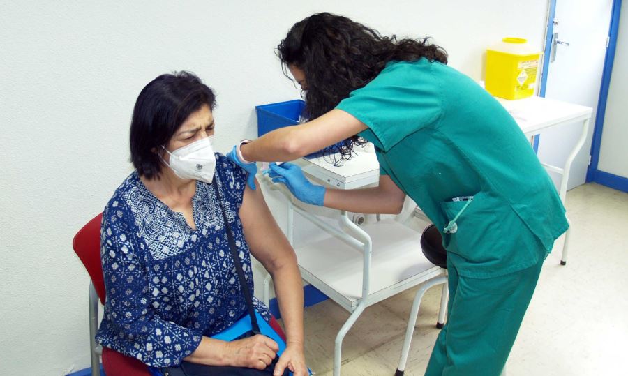 Foto 2 - El jefe de Urgencias del Hospital Clínico, primer sanitario vacunado de coronavirus en la provincia