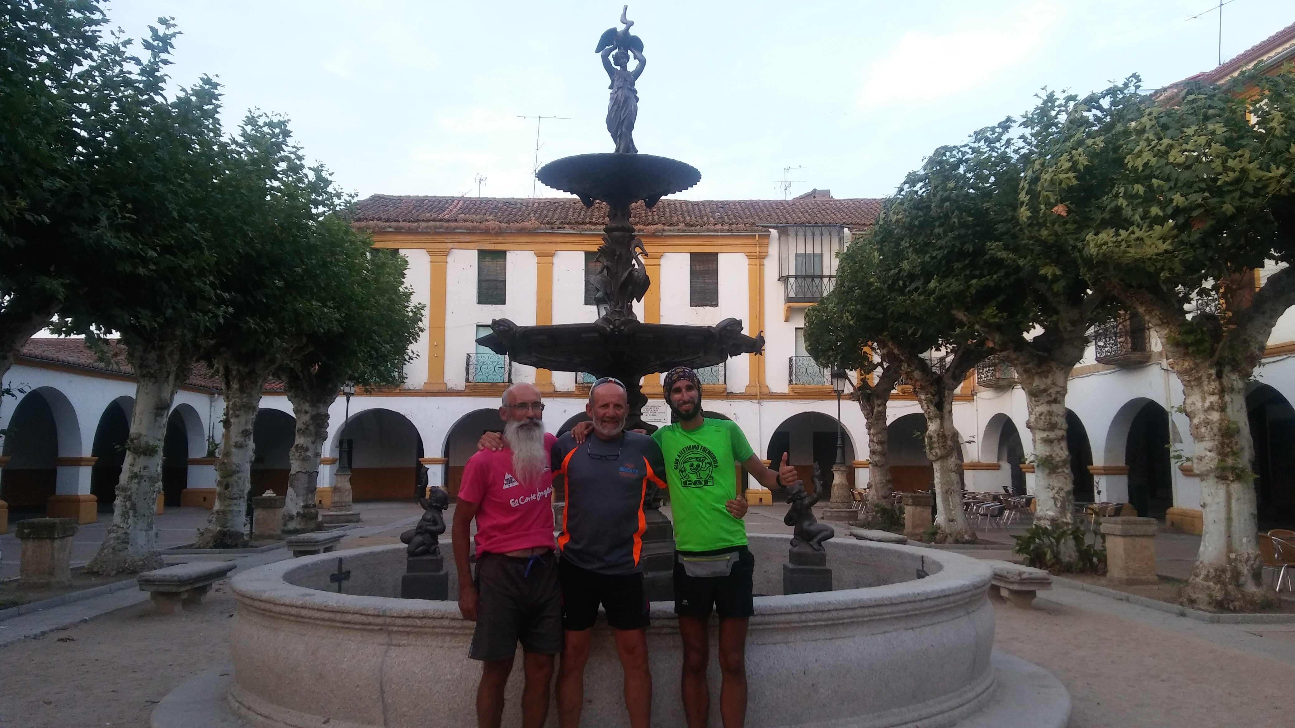 Foto 2 - Tres ultrafondistas pasan por Miróbriga en su ruta desde Santiago de Compostela a Málaga  