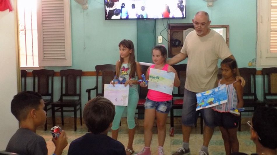 Yenifer, Amaia, y Sofía muestran los trabajos ganadores del concurso /Fotos: Club Villarino de la Habana