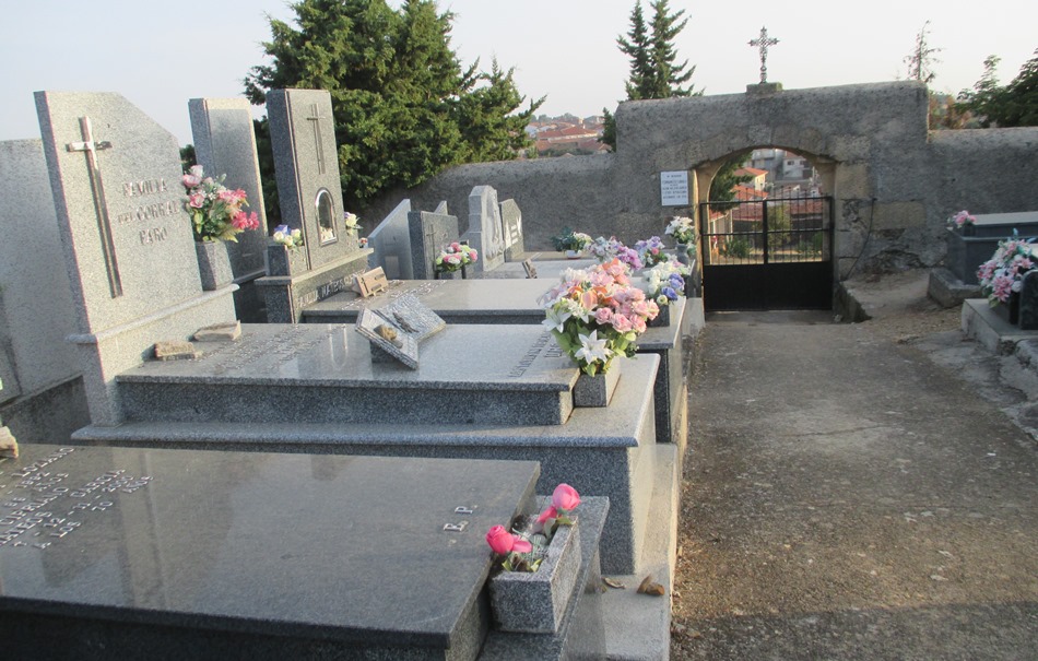 Foto 1 - Discreto recuerdo de los “desconocidos” del cementerio de Robleda  