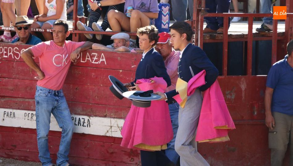 Esteban y Manuel Tabernero, alumnos de la Escuela de Tauromaquia de Salamanca, en la plaza de Villarino de los Aires