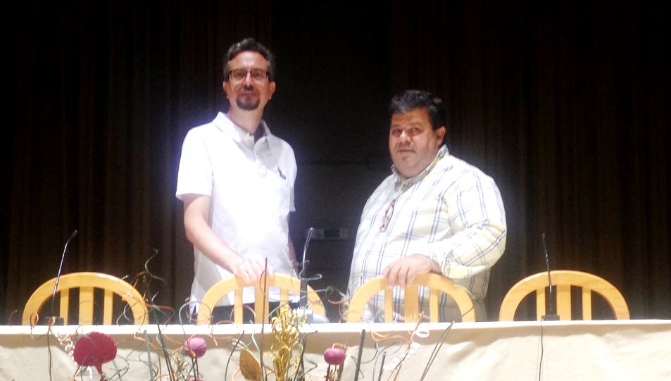 El concejal de Cultura, Francisco Miguel García, junto al hermano Francisco, misionero paúl, tras la firma del convenio