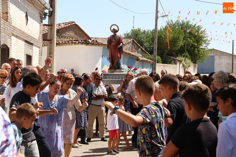 Vecinos bailan la jota ante la imagen del santo
