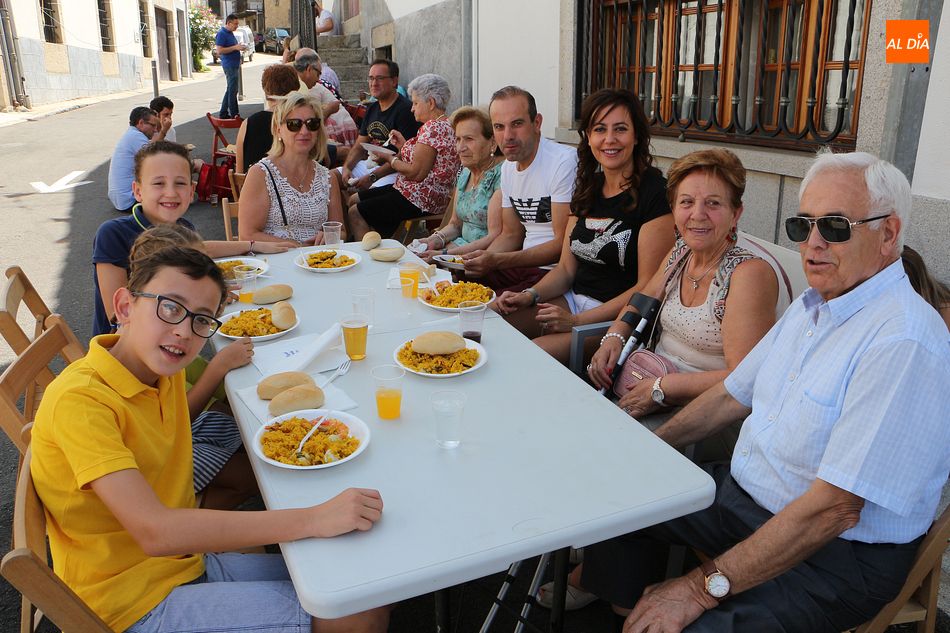 La Plaza Mayor de Ledrada acogió un año más la calurosa comida de los festejos