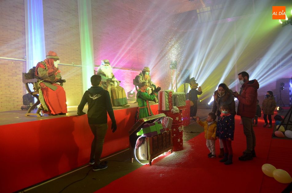 Foto 3 - Los Reyes Magos ya están en Béjar saludando a los niños en una cabalgata estática