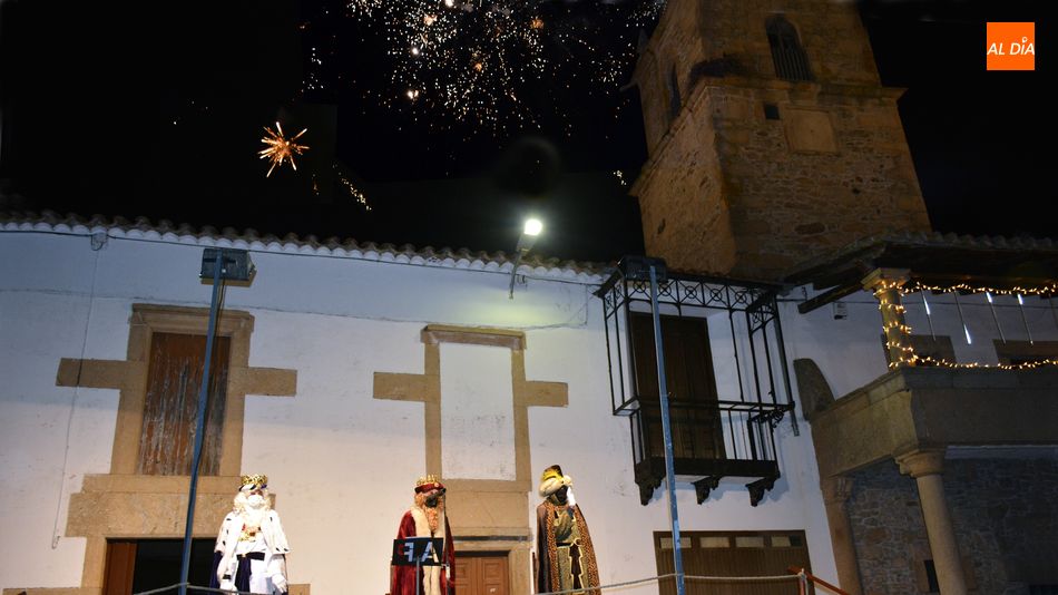 Los fuegos artificiales iluminaron el cielo de Lumbrales ante la llegada de los Reyes Magos / E. Corredera