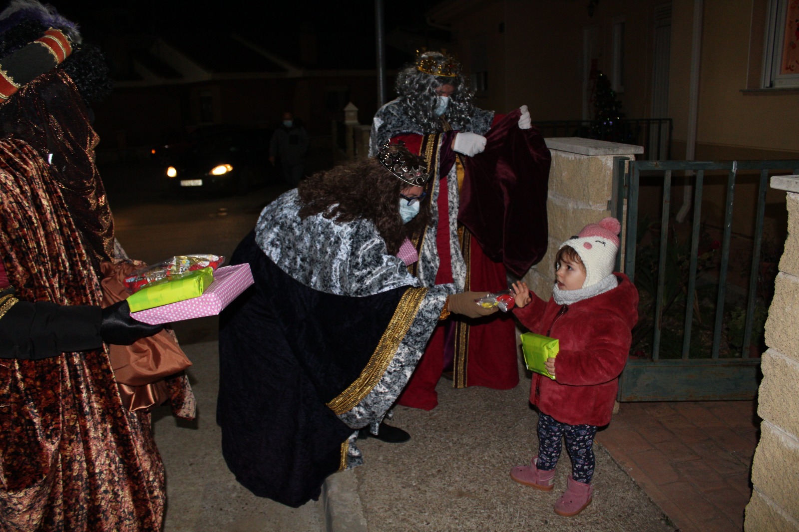 Foto 6 - Los Reyes Magos endulzan a los vecinos de Valdelosa