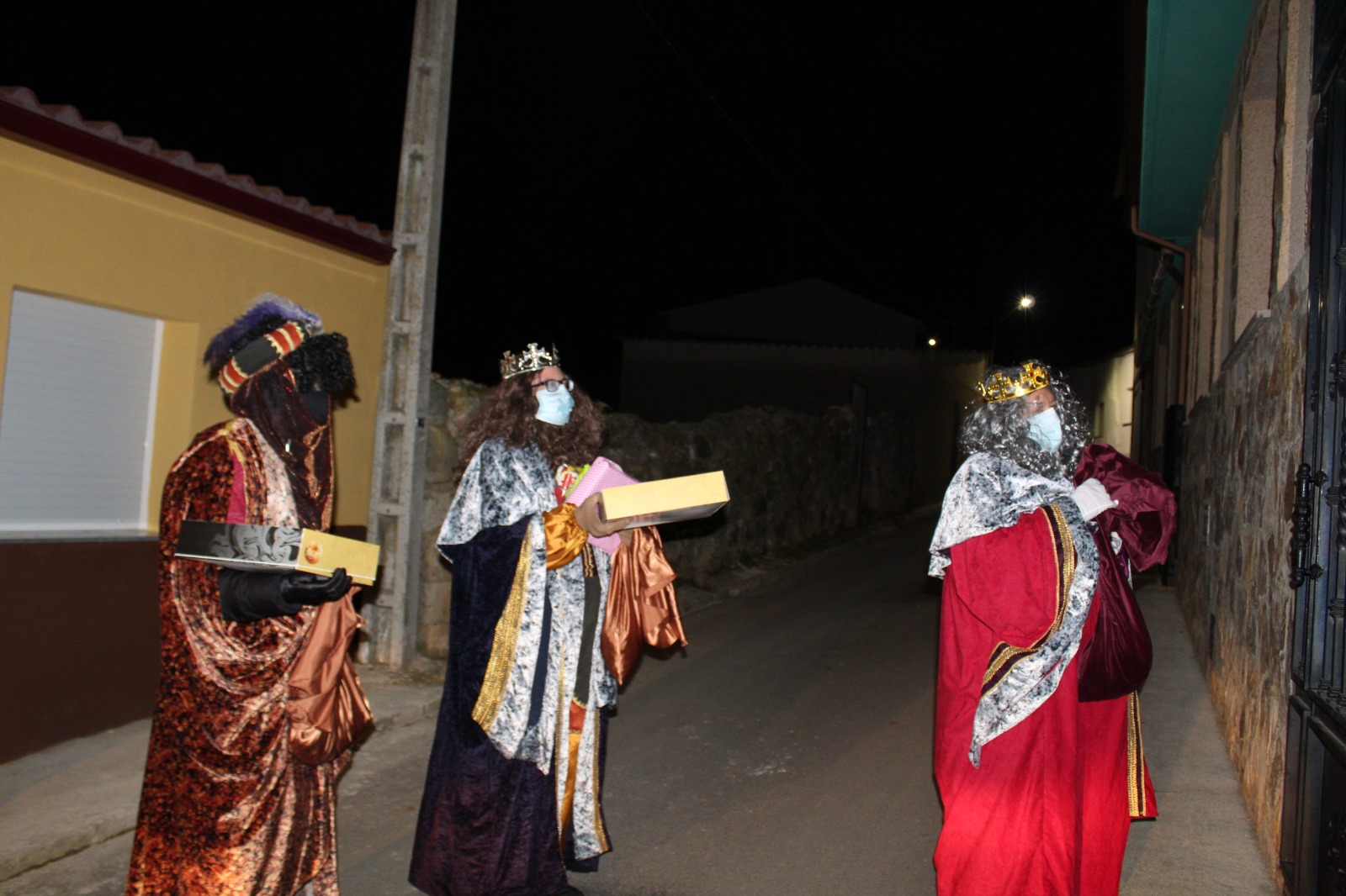 Foto 4 - Los Reyes Magos endulzan a los vecinos de Valdelosa