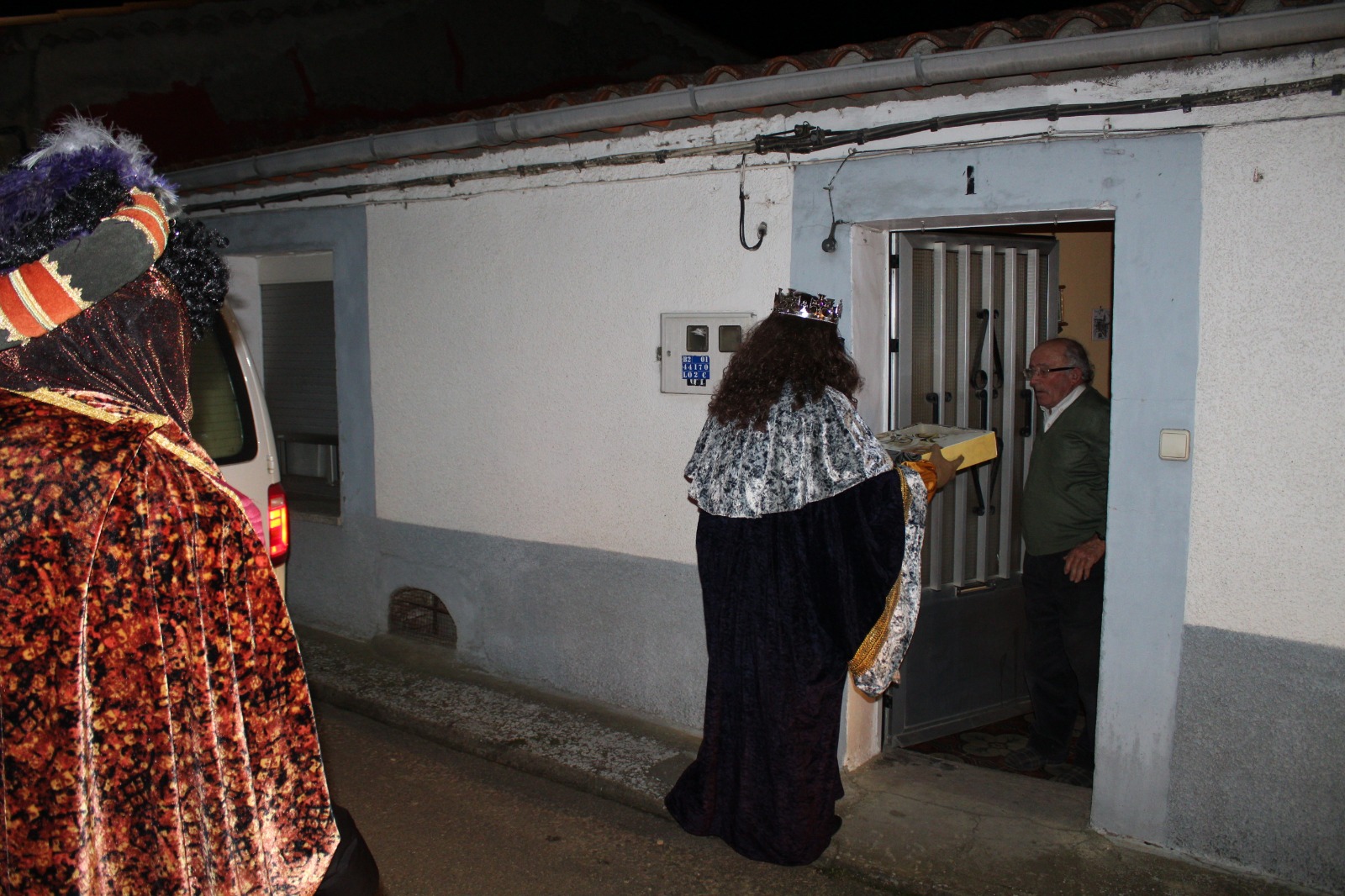 Foto 3 - Los Reyes Magos endulzan a los vecinos de Valdelosa